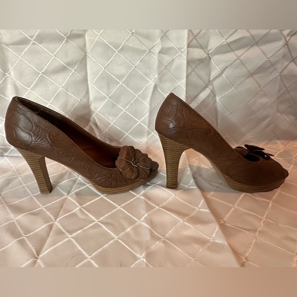 Anne Michelle Faux Tooled Leather Peep Toe Pumps, size 8.5. - Picture 4 of 9